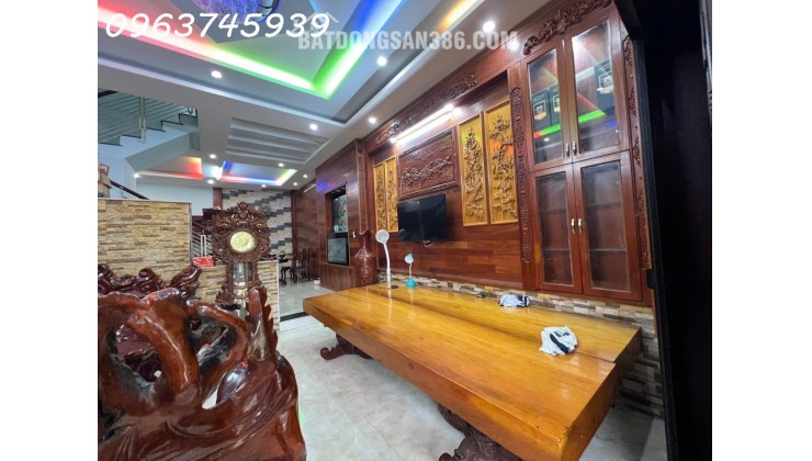 Nhà nội thất gỗ cao cấp, 114m2, 3 tầng, 8.25 tỷ, Hiệp Bình Phước